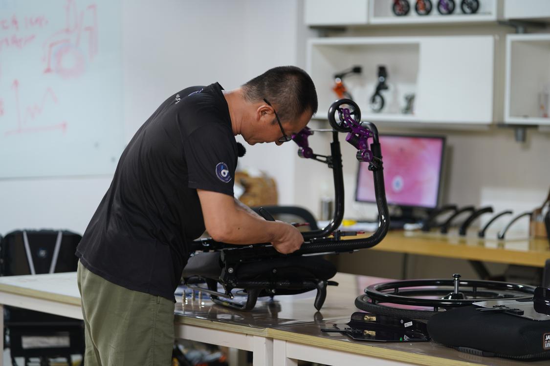 他設計的產品，殘奧冠軍都在用！ | 從800到8000，牢記囑托開新局⑦