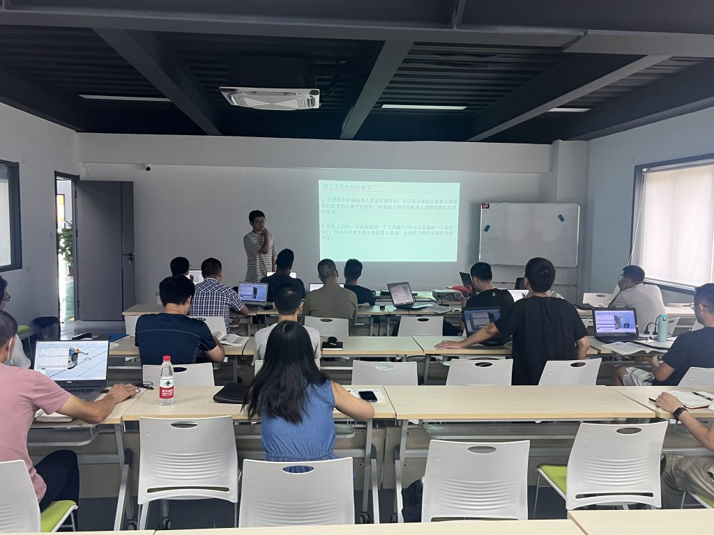 “拋磚”引智能制造專才 設計城第三期機器人培訓班開課