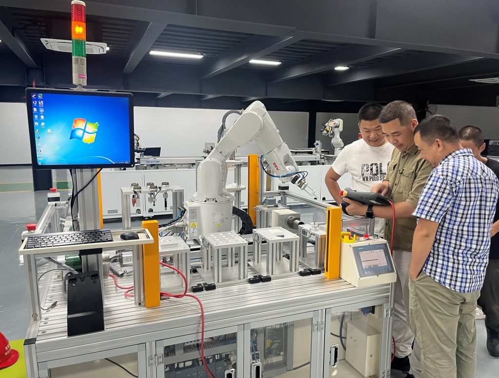 “拋磚”引智能制造專才 設計城第三期機器人培訓班開課