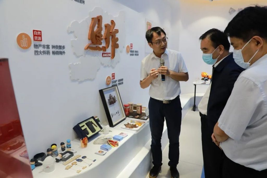 【園區(qū)動(dòng)態(tài)】河南省委編辦主任王付林一行蒞臨設(shè)計(jì)城參觀考察