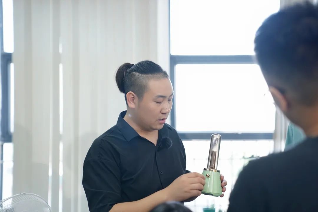 “解鎖”高科技！他這個(gè)設(shè)計(jì)拿下紅點(diǎn)獎(jiǎng) | 從800到8000，牢記囑托開(kāi)新局⑩