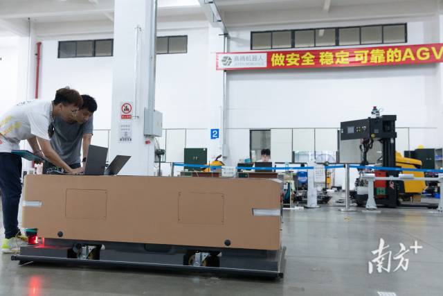 嘉騰機器人生產車間。