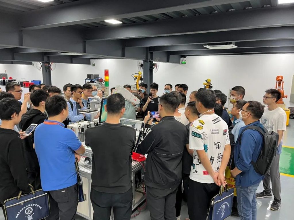 匠培灣區青年 設計城聚力政校企 樹典范