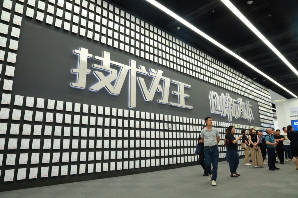 “漫走設(shè)計(jì)”打卡深圳 探索設(shè)計(jì)之都的創(chuàng)新密碼