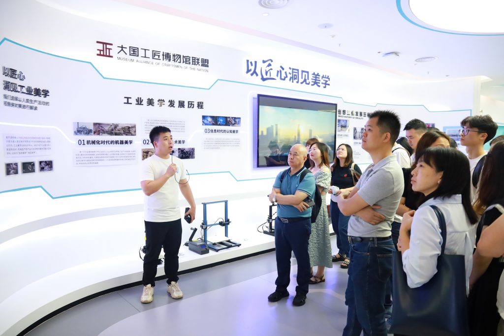 “漫走設(shè)計(jì)”打卡深圳 探索設(shè)計(jì)之都的創(chuàng)新密碼