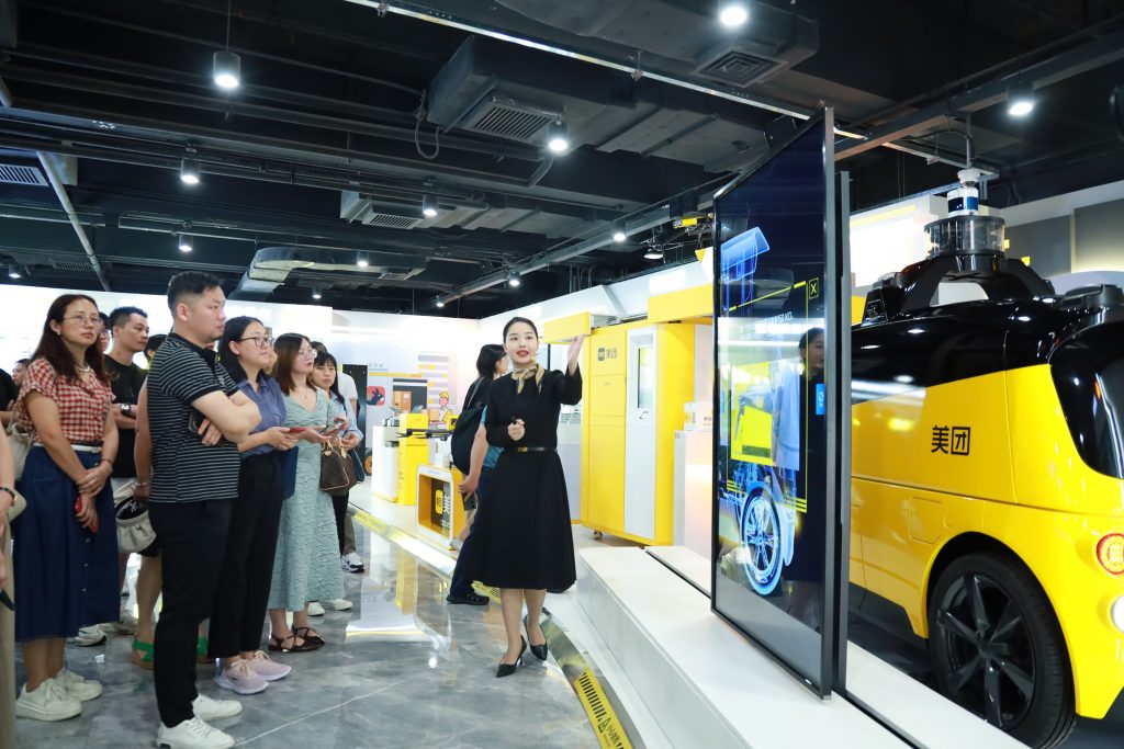 “漫走設(shè)計(jì)”打卡深圳 探索設(shè)計(jì)之都的創(chuàng)新密碼