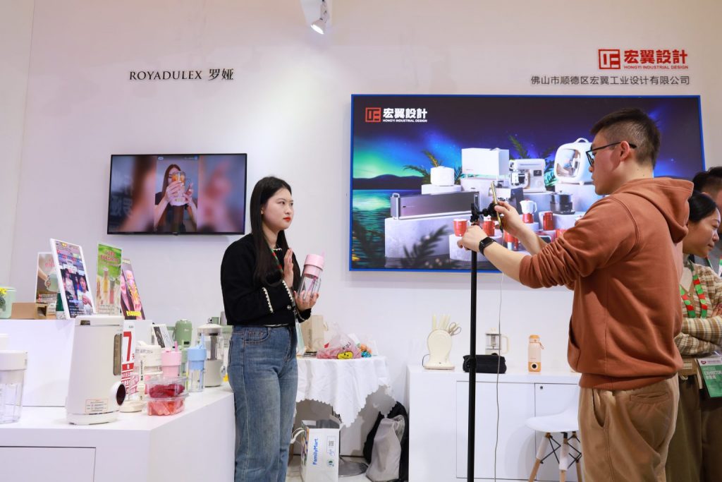 設計城企業閃耀上海AWE “設計+科技”催生新質生產力