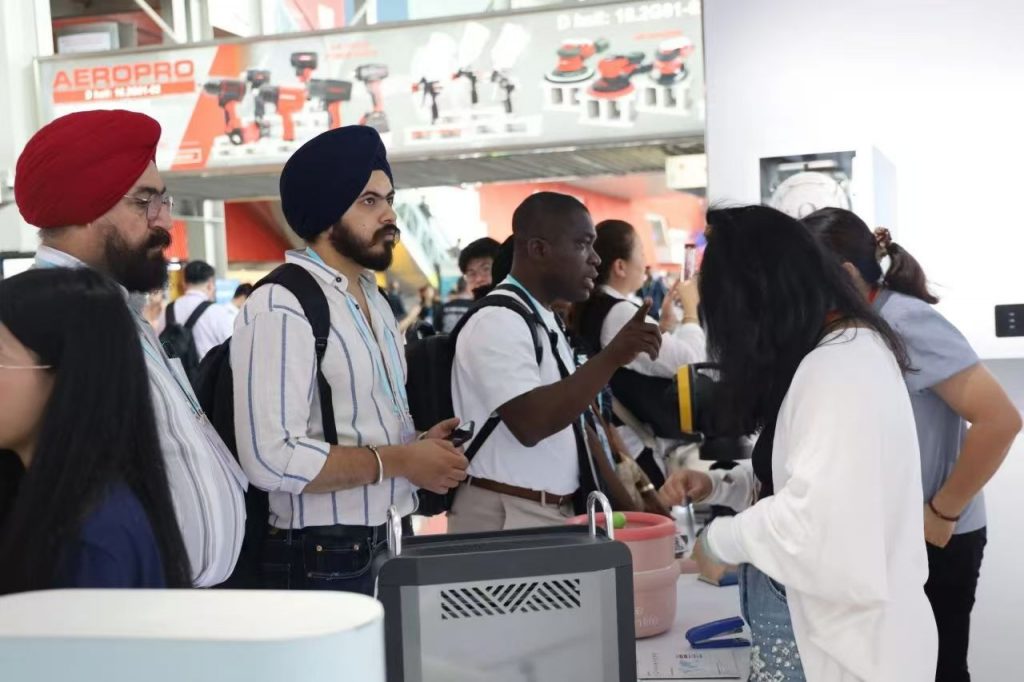 第136屆廣交會開幕首日： 順德“智造”驚艷外商 設計城“創新天團”火力全開