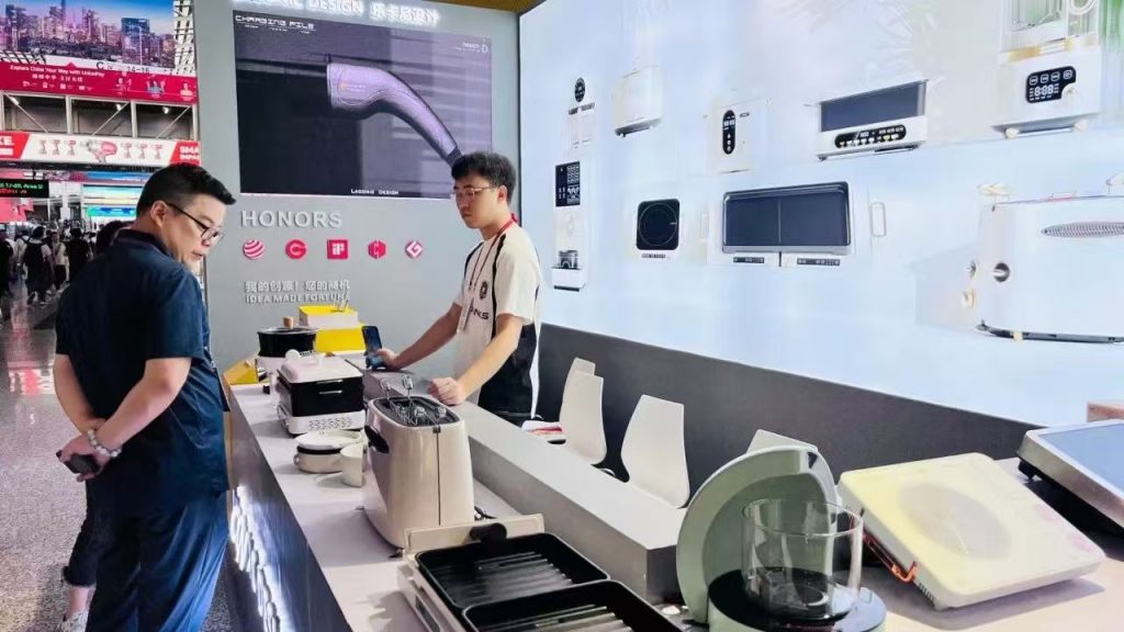 第136屆廣交會開幕首日： 順德“智造”驚艷外商 設計城“創新天團”火力全開