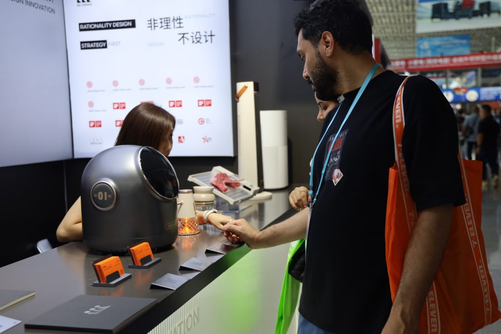 第136屆廣交會開幕首日： 順德“智造”驚艷外商 設計城“創新天團”火力全開