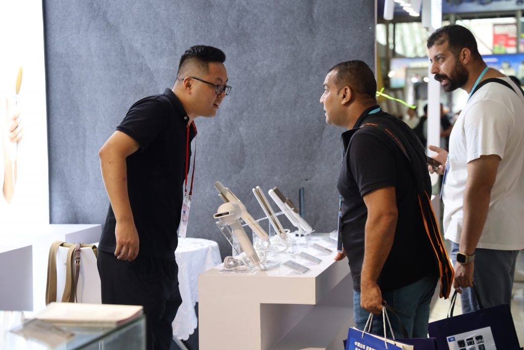 第136屆廣交會開幕首日： 順德“智造”驚艷外商 設計城“創新天團”火力全開