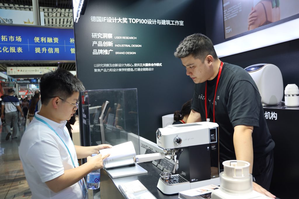 第136屆廣交會開幕首日： 順德“智造”驚艷外商 設計城“創新天團”火力全開