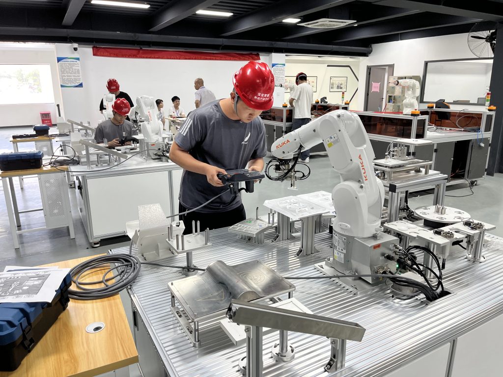 設計新苗嗨翻今夏，設計城2025年“創意啟航·少年創客營”活動圓滿收官