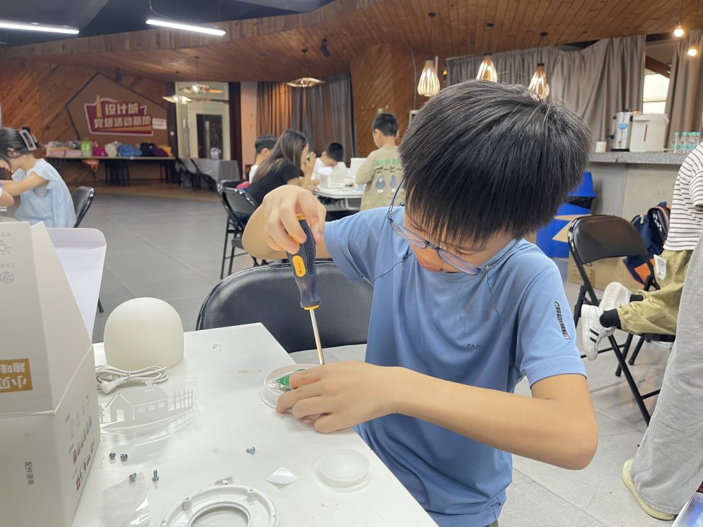 025廣東工業設計城·少年創客營今日開營啦！培育未來設計新力量"